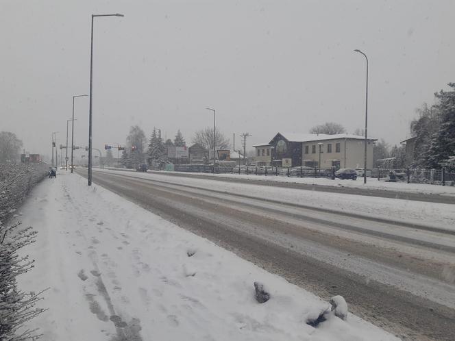Drogowy armagedon w Tarnowie. Ciężarówki nie dają rady poruszać się po zaśnieżonych drogach i blokują ruch