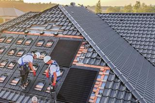 Panele fotowoltaiczne Vario układa się na systemowej podkonstrukcji