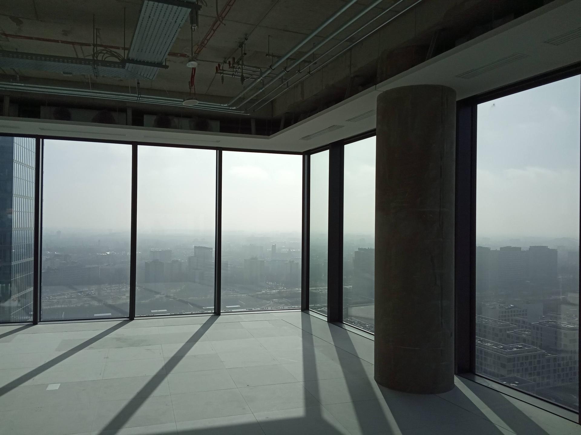 Skyliner w Warszawie: po wieżowcu oprowadza Michał Sadowski