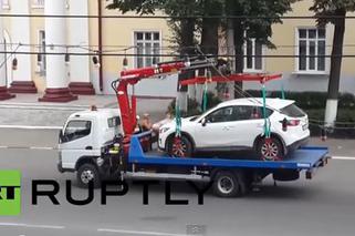 Rosja. Kobieta żeby uratować samochód przed odholowaniem zrobiła STRIPTIZ! WIDEO