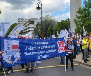 Protest hutników w Warszawie. Idą od Sejmu do Kancelarii Premiera