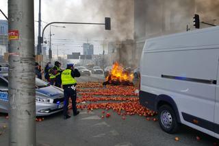 Świńskie łby, rozrzucone jabłka i płonące opony. Plac Zawiszy Zablokowany! [WIDEO, ZDJĘCIA]