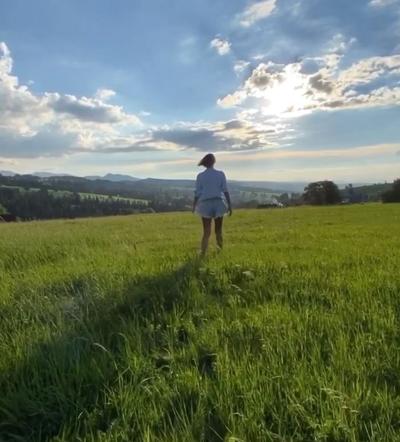 Edyta Górniak na łące