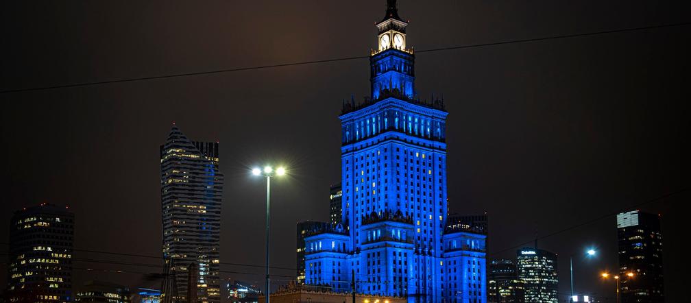 Pałac Kultury i Nauki w Warszawie podświetlony na niebiesko