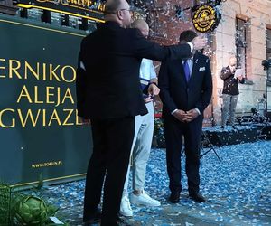 Mirosław Ziętarski z Katarzynką w Piernikowej Alei Gwiazd