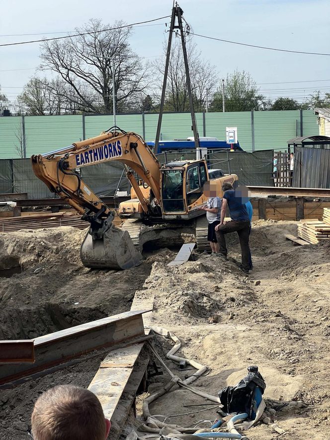 Katastrofa budowlana w Wołominie. Runęła część kamienicy. Koparka pod gruzami!