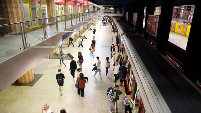 Metro w Warszawie już wozi pasażerów, ale wciąż są drążone nowe linie