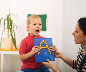 Które problemy z wymową miną same, a które wymagają konsultacji logopedycznej?