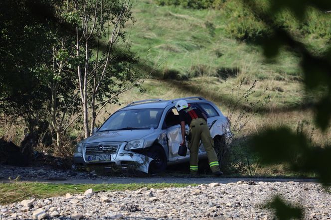 "Tu był komisariat policji" - mówią mieszkańcy i pokazują wielką dziurę w ziemi