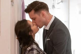 Na Wspólnej, odcinek 3241: Darek zaciągnie Kasię do łóżka! Obłędny seks dawnych kochanków wywróci ich życie do góry nogami – ZWIASTUN