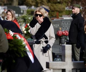 Joanna Racewicz ociera łzy przy grobie męża, pocieszyła ją Barbara Nowacka