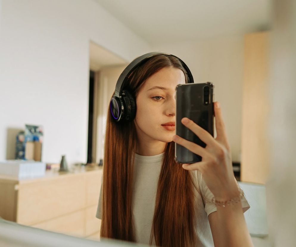 Nigdy nie rób selfie w ten sposób. Eksperci alarmują: grozi urazem oczu