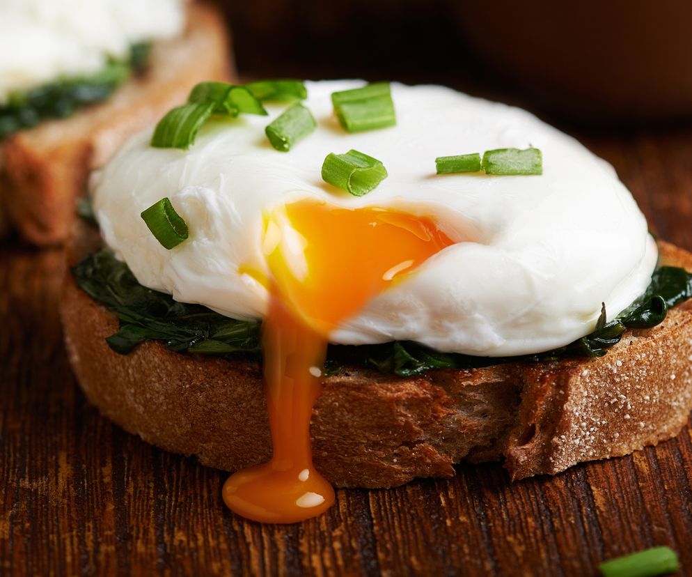 Jajka po benedyktyńsku: przepis na luksusowe śniadanie