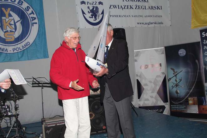 Nagroda dla najstarszego uczestnika regat, Czesława Perlickiego, fot. Marek Zwierz