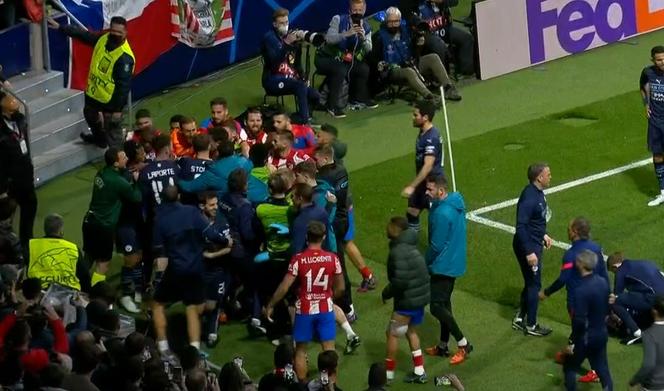 Zadyma podczas meczu Atletico - Manchester City