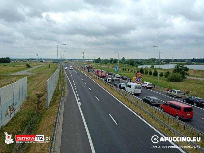 Wypadek na A4. Bus zderzył się z osobówką! W akcji śmigłowiec LPR!
