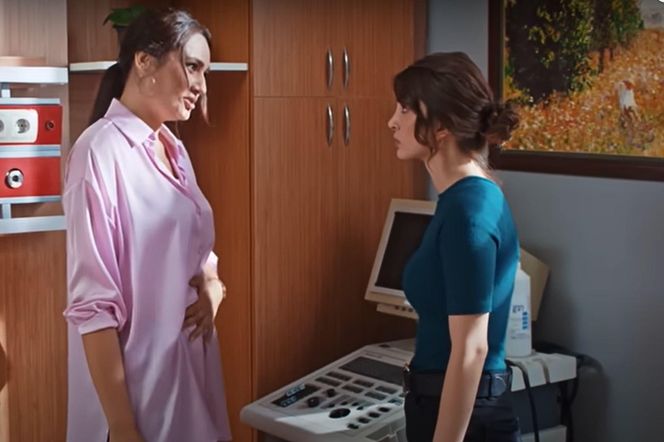 Duygu w osłupieniu słucha, jak kolejne kłamstwa przychodzą Yagmur z łatwością 