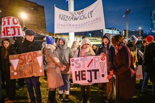 Gdańsk. Rocznica śmierci Pawła Adamowicza. Na pl. Solidarności zapłonęło Wielkie Serce [ZDJĘCIA]. 