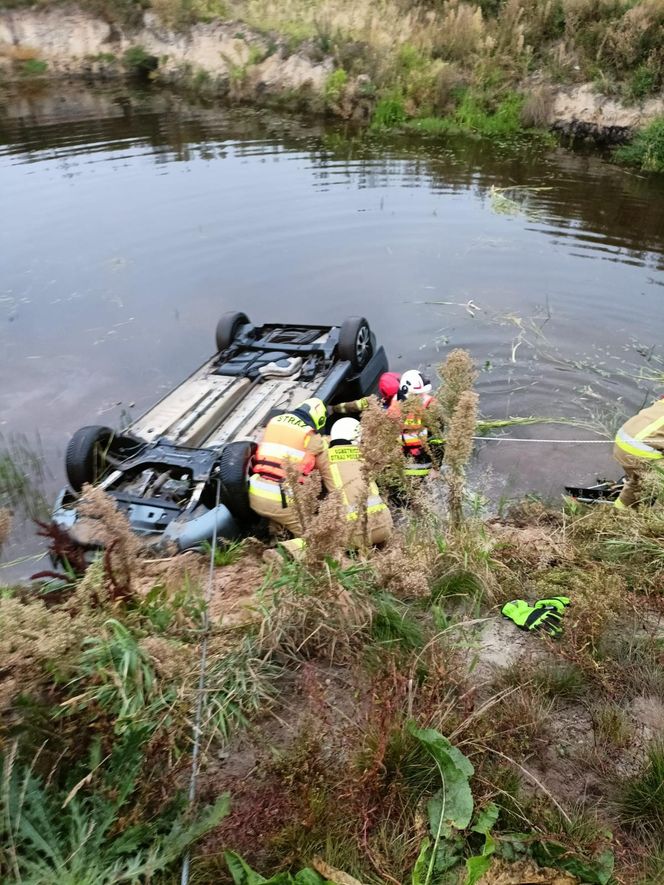 Tragedia w Łódzkiem. Strażacy wyłowili zatopiony samochód