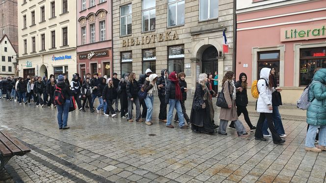 Polonez dla Fredry 2025 we Wrocławiu. Maturzyści zatańczyli na Rynku [ZDJĘCIA]