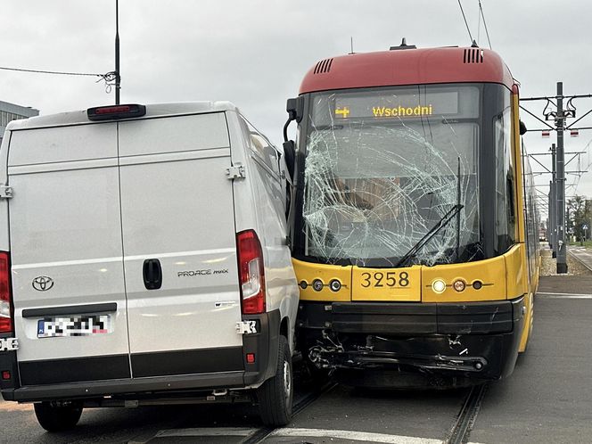 Tramwaj uderzył w busa na Annopolu. Poważny wypadek, motorniczy ranny