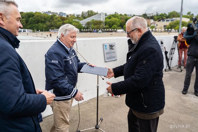 Tablica upamiętniająca Bohdana Sienkiewicza na Alei Żeglarzy w Gdyni