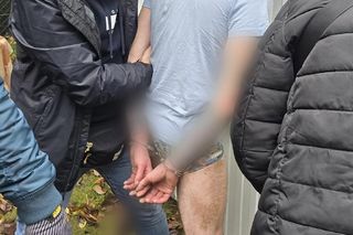 Nalot policji na ogródki działkowe. Zatrzymali 33-latka i jego żonę. 9-miesięcznę niemowlę wciągnięte w przestępczy proceder