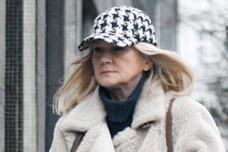 Grażyna Torbicka modnie ubrana robi zakupy na bazarku