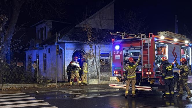 Niebezpieczny pożar w Warszawie. Trzy osoby zatrute dymem, jedna reanimowana