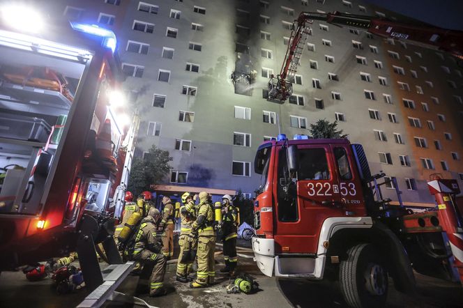 14-latka zginęła w pożarze bloku w Rzeszowie! Poszkodowanych zostało wiele osób [ZDJĘCIA, AKTUALIZACJA]