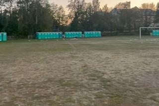 Zniszczona murawa na stadionie w Skarżysku