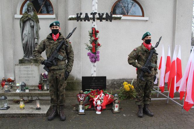 Jak co roku, w miejscach pamięci poświęconych ofiarom Zbrodni Katyńskiej zostały złożone kwiaty i zapalone znicze