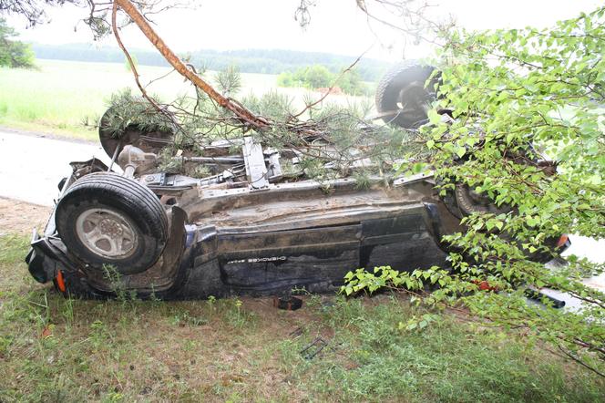 Pijany kierowca doprowadził do dachowania jeepa. Sam uciekł, a kolegów zostawił