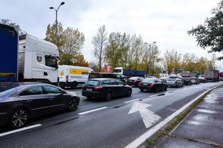 Przebiegał przez sześć pasów jezdni w Katowicach! W ciężkim stanie trafił do szpitala