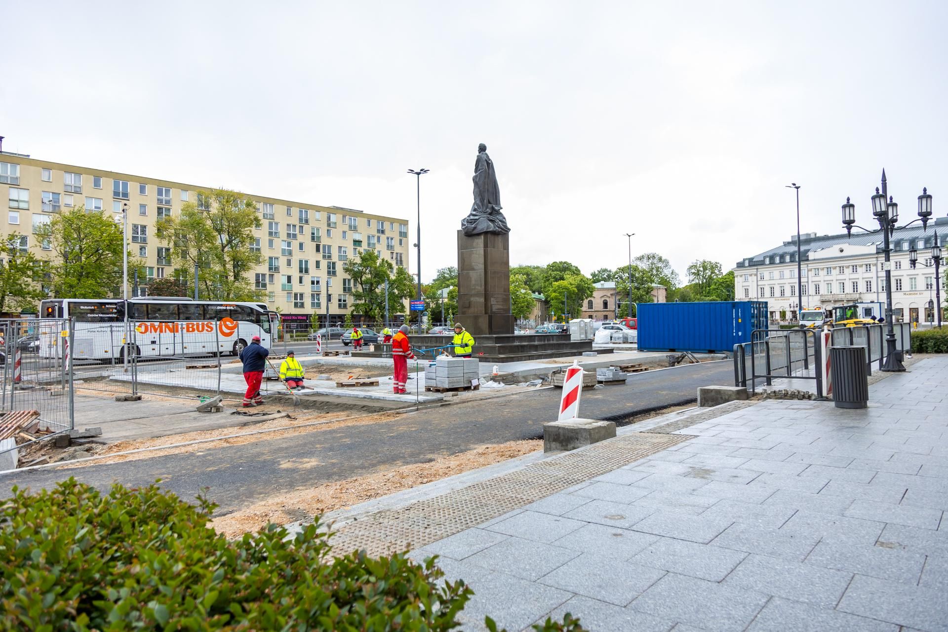 Sadzenie zieleni na placu Bankowym w maju 2025 r.