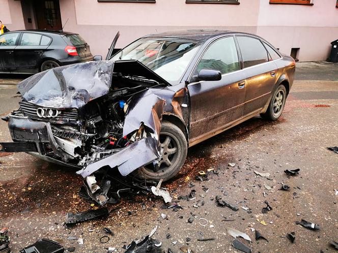 Wypadek na ul. Świętej Trójcy w Bydgoszczy. Trzy osoby są ranne [ZDJĘCIA]