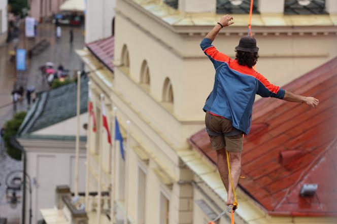   Urban Highline Festival 2023 w Lublinie. Slacklinerzy robią cuda na linach!