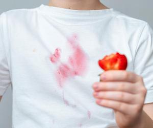 Plamy na ubraniach po truskawkach i arbuzie? Metody, które pomogą ci pozbyć się przebarwień z tkanin bez wysiłku
