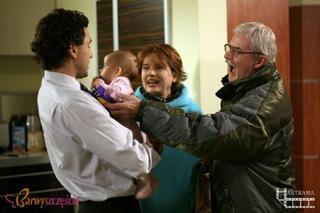 Barwy szczęścia. Piotr Walawski (Piotr Jankowski), Elżbieta (Marzena Trybała), Karol Żeleński (Tadeusz Borowski), mała Ewa (Gabriela Ziembicka)