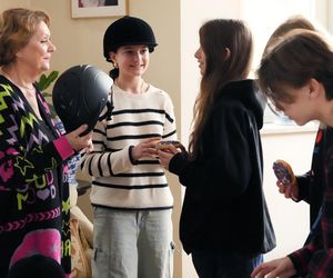 Barwy szczęścia, odcinek 3192. Józefina (Elżbieta Jarosik), Gośka (Natalia Skrzypek), Emilka (Jessica Frankiewicz), Emil (Artem Malaszczuk)