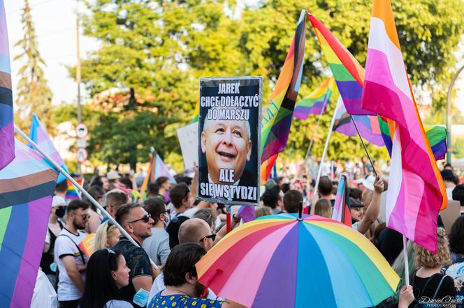 Marsz Równości w Krakowie - tłumy na wydarzeniu pod hasłem "Zaczerpnąć tchu".