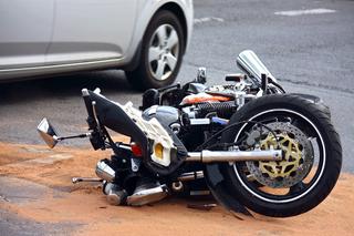 Motocyklista zginął po zderzeniu z samochodem. Zablokowana droga nr 636!