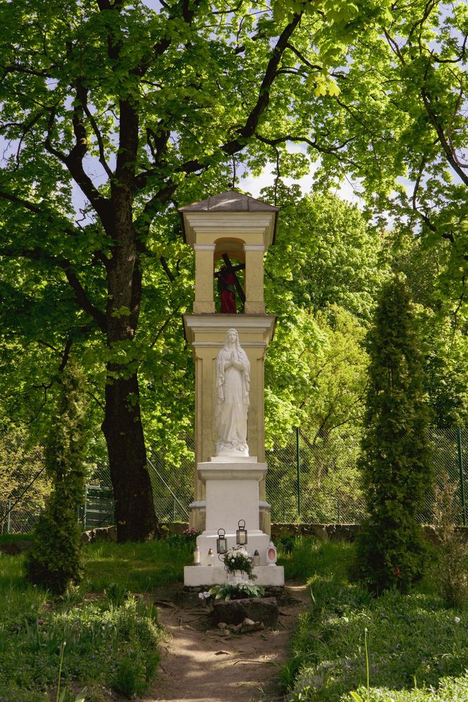 Szkoła projektu Romualda Gutta w Wilnie. Kapliczki obok szkoły