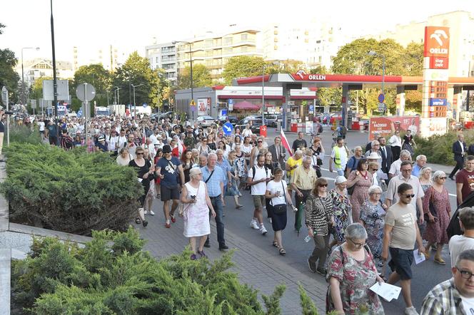 80. rocznica Powstania Warszawskiego. Wanda Traczyk-Stawska namawia do wybaczenia, a tłum skanduje: „Niemcy to mordercy”