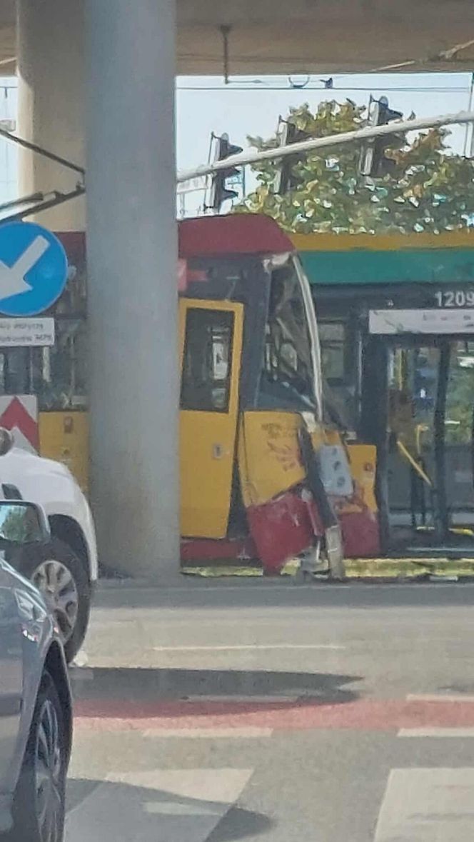 Łódź. Autobus i tramwaj zderzyły się pod dworcem Łódzka Kaliska [ZDJĘCIA]