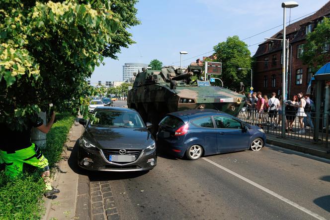 Wojskowy wóz jechał na pokaz podczas pikniku