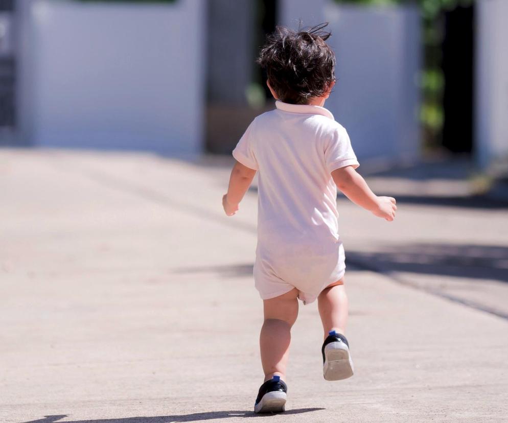 Dwuletni chłopiec w samej koszulce i z butelką mleka sam chodził po ulicy w Rybniku