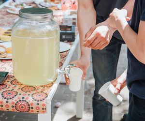 Sprzedaż lemoniad przez nieletnich. Ekspert: Z prawnego punktu widzenia sytuacja ta nie jest jednoznaczna