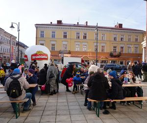 33. Finał Wielkiej Orkiestry Świątecznej Pomocy. Dziennikarze Radia ESKA rozgrzewają Tarnów pysznym żurkiem!