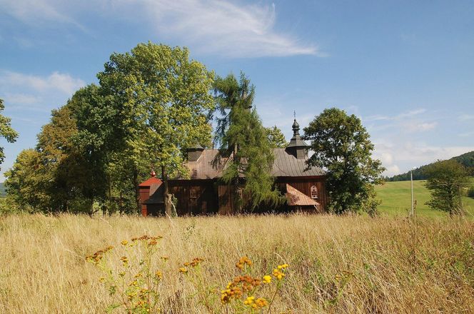 To dawna wieś królewska w Małopolsce. Jej znakiem rozpoznawczym są kamienne krzyże